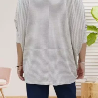 T-shirt fines rayures avec fil en lurex, manches chauve-souris 3/4, col rond, collier offert, vue de dos, coloris : beige
