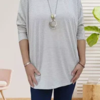 T-shirt fines rayures avec fil en lurex, manches chauve-souris 3/4, col rond, collier offert, vue de face, coloris : beige