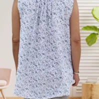 Blouse à fleurs sans manches, légère à motif floral, dos légèrement plus long pour un tombé flatteur, vue de dos, coloris : blanc