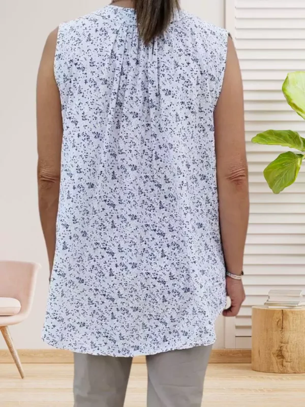 blouse-a-fleurs-sans-manches-blanc-ds Blouse à fleurs sans manches, légère à motif floral, dos légèrement plus long pour un tombé flatteur, vue de dos, coloris : blanc