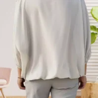 Blouse fluide et élégante, manches transparentes et finition élastiquée pour un tombé parfait, vue de dos, coloris : beige