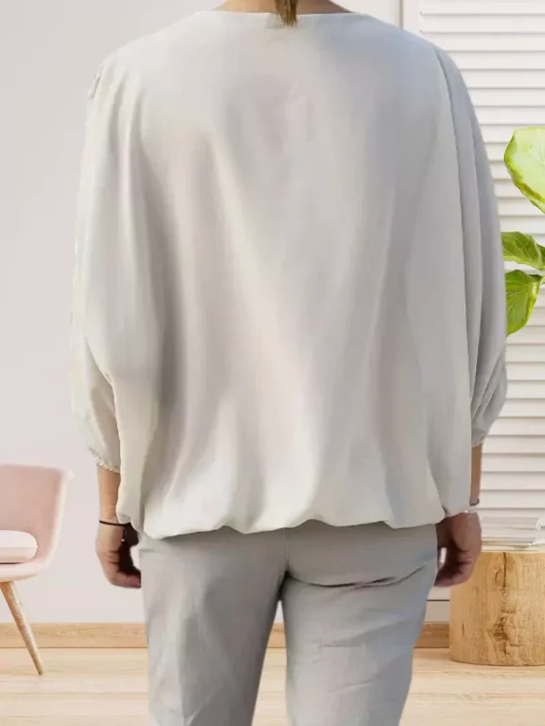 blouse-col-rond-beige-ds Blouse fluide et élégante, manches transparentes et finition élastiquée pour un tombé parfait, vue de dos, coloris : beige