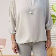Blouse col rond, manches chauve-souris transparentes, taille élastiquée et coupe fluide, vue de face, Coloris : beige