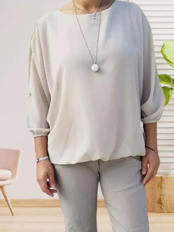 blouse-col-rond-beige-dv Blouse col rond, manches chauve-souris transparentes, taille élastiquée et coupe fluide, vue de face, Coloris : beige