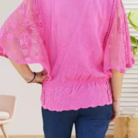Blouse en dentelle et brodée avec manches chauve-souris et taille resserrée, silhouette féminine et élégante, vue de dos, coloris : rose fuchsia