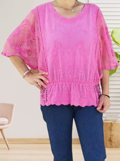Blouse en dentelle et brodée avec manches chauve-souris transparentes, taille volantée et col en V vue de face, coloris : rose fuchsia