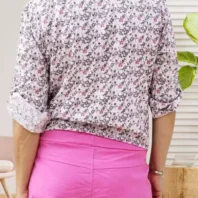 Chemise fleurie avec dos plus long, manches 3/4 ajustables et motif fleuri élégant vue de dos, coloris : rose poudrée