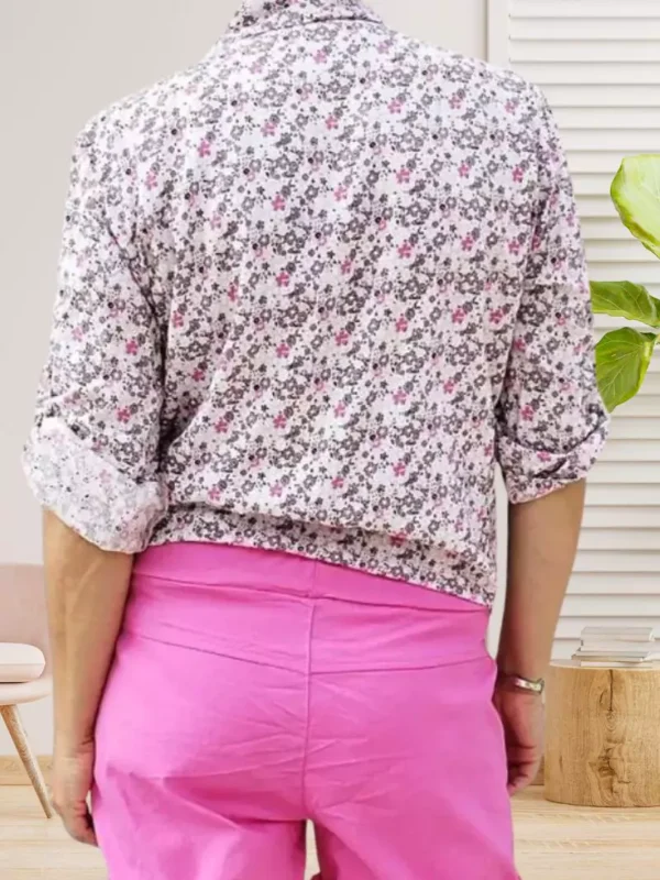 chemise-fleurie-rose-ds Chemise fleurie avec dos plus long, manches 3/4 ajustables et motif fleuri élégant vue de dos, coloris : rose poudrée