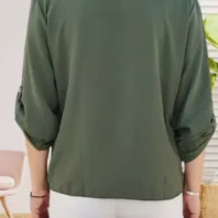 Chemise nouée, fluide et légère, nouée à la taille pour une silhouette féminine et moderne, vue de dos, coloris : kaki