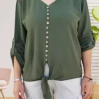 Chemise nouée à la taille, col en V, fausse boutonnière, manches ajustables., vue de face, coloris : kaki