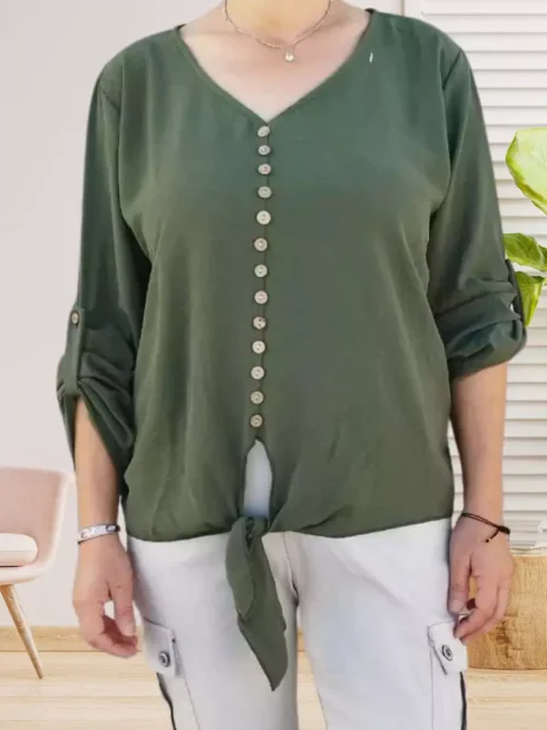 Chemise nouée à la taille, col en V, fausse boutonnière, manches ajustables., vue de face, coloris : kaki