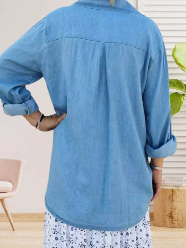 chemisecouleur-jean-bleu-clair-ds Chemise en coton couleur jean, coupe oversize et détail de fausses poches décoratives, vue de dos, coloris : jean clair