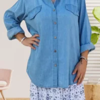 Chemise couleur jean, manches longues ajustables, coupe ample et fermeture par boutonnage, vue de face, couleur jean clair