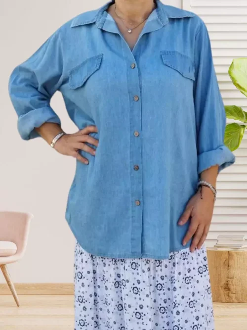 Chemise couleur jean, manches longues ajustables, coupe ample et fermeture par boutonnage, vue de face, couleur jean clair