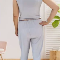Combi-pantalon drapé élégante et confortable, coupe fluide et matière extensible, vue de dos, coloris : gris clair