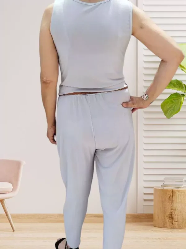 combi-pantalon-col-drape-gris-clair-ds Combi-pantalon drapé élégante et confortable, coupe fluide et matière extensible, vue de dos, coloris : gris clair