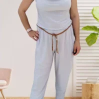 Combi-pantalon drapé fluide, col drapé, sans manches, taille ceinturée, vue de face, coloris : gris clair