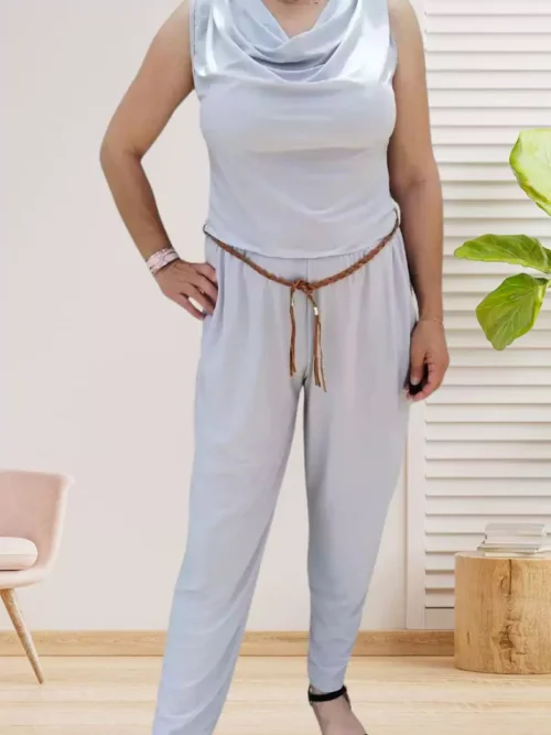 Combi-pantalon drapé fluide, col drapé, sans manches, taille ceinturée, vue de face, coloris : gris clair