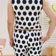 Combishort col drapé, élégant et confortable, coupe fluide et matière extensible, vue de dos, coloris : blanc à pois noir