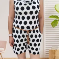 Combishort col drapé, sans manches, taille élastiquée avec ceinture tressée, vue de face, coloris : blanc à pois noir