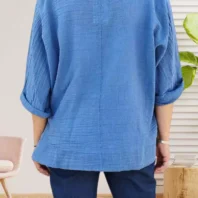 Gilet court ouvert en coton froissé, manches courtes, coupe fluide, vue de dos, couleur : bleu