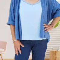 Gilet court ouvert en coton froissé, manches courtes, coupe fluide, vue de face, couleur : bleu