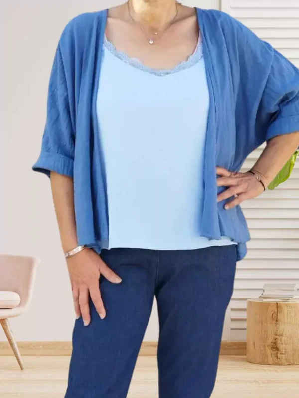 gilet-court-ouvert-bleu-dv Gilet court ouvert en coton froissé, manches courtes, coupe fluide, vue de face, couleur : bleu