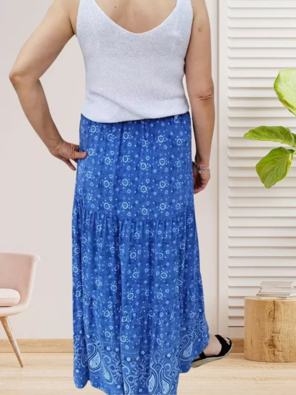 jupe-longue-fleurie-bleu-ds jupe longue fleurie gris pour femme vue de dos