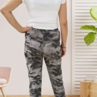 Pantalon cargo motif militaire gris pour femme vue dos
