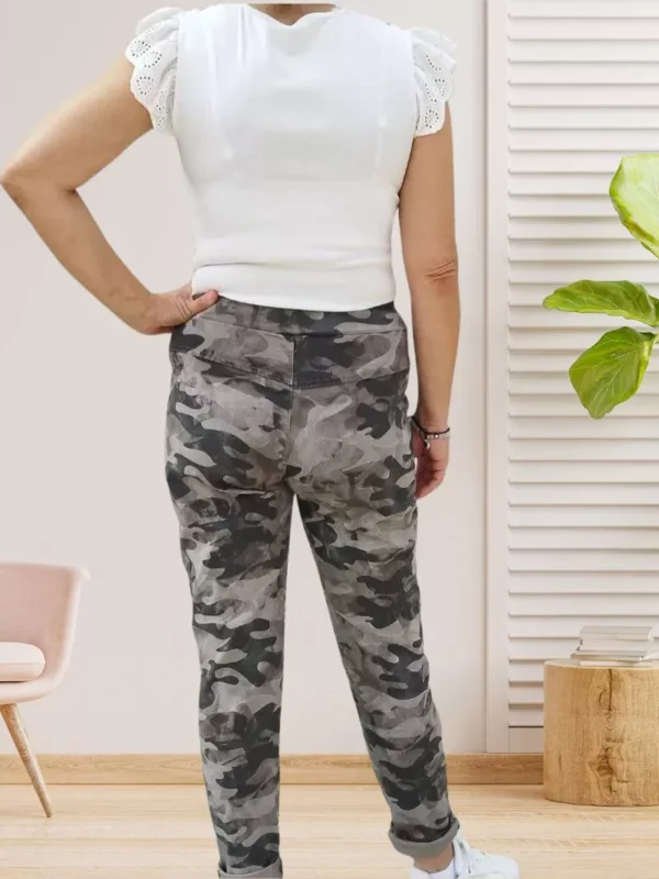 pantalon-cargo-motif-militaire-gris-ds Pantalon cargo motif militaire gris pour femme vue dos