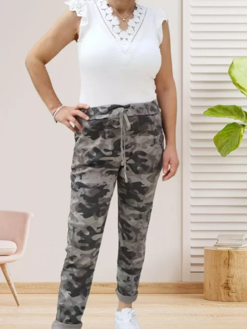 Pantalon cargo motif militaire gris pour femme vue devant