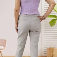 Pantalon chino beige clair pour femme vue de dos