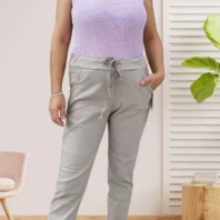 Pantalon chino beige clair pour femme vue de face