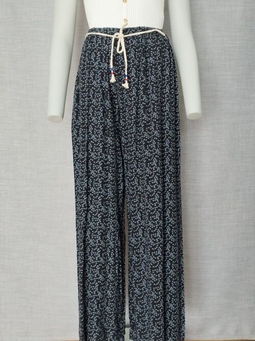 Pantalon large fleuri avec ceinture cordon noir