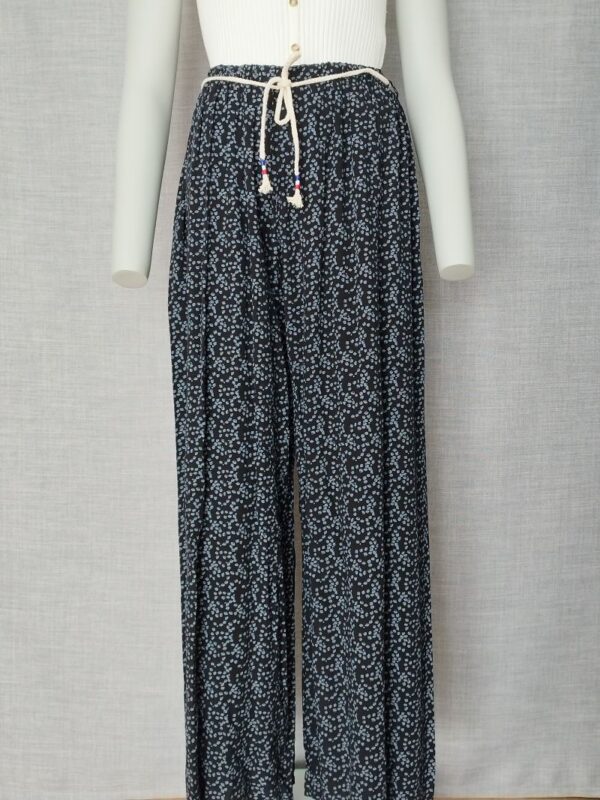pantalon-large-fleuri-noir-devant Pantalon large fleuri avec ceinture cordon noir