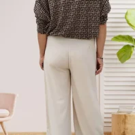 pantalon large fluide beige clair pour femme vue de dos