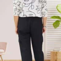pantalon large style cargo noir pour femme vue de dos