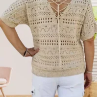 Pull ajouré dos lacé, col en V, manches courtes, matière légère et fluide, vue de dos, coloris : beige