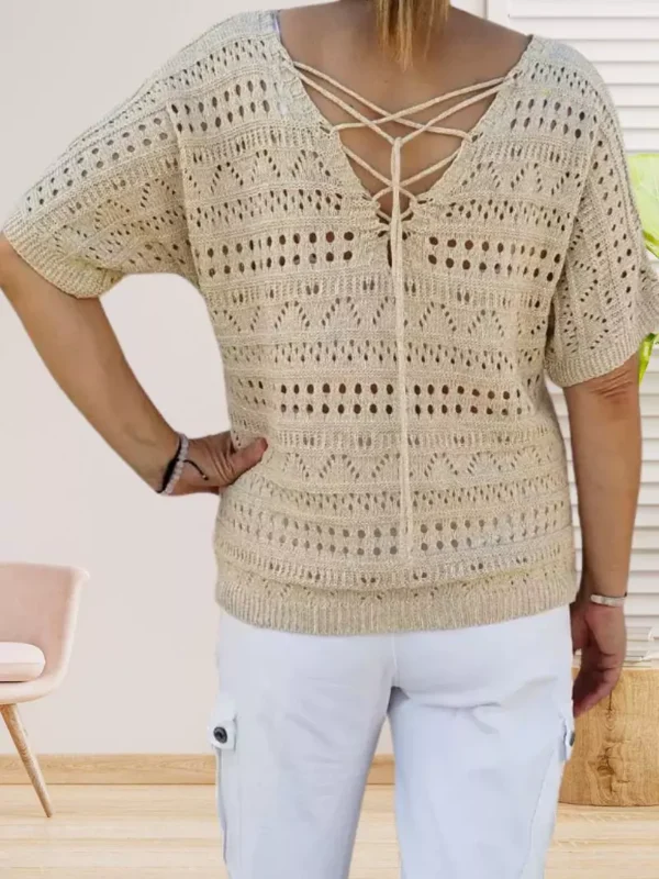 pull-ajoure-dos-lace-beige-ds Pull ajouré dos lacé, col en V, manches courtes, matière légère et fluide, vue de dos, coloris : beige