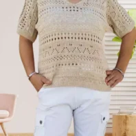 Pull ajouré dos lacé, col en V, manches courtes, matière légère et fluide, vue de face, coloris : beige