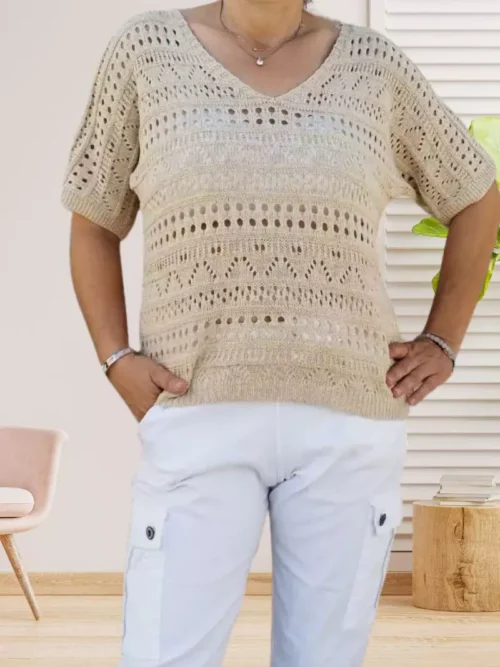 Pull ajouré dos lacé, col en V, manches courtes, matière légère et fluide, vue de face, coloris : beige