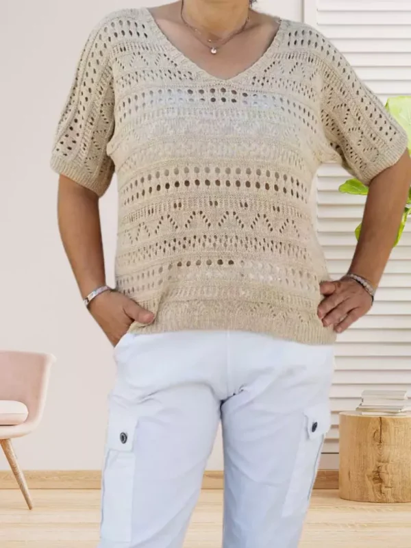 Pull ajouré dos lacé, col en V, manches courtes, matière légère et fluide, vue de face, coloris : beige