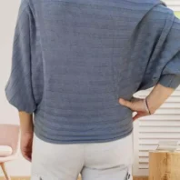 Pull col bateau, manches chauve-souris, jeu de mailles en relief, vue de dos, coloris : gris