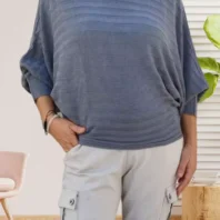 Pull col bateau, manches chauve-souris, jeu de mailles en relief, vue de face, coloris : gris