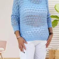 Pull court mailles ajourées, col bateau, manches chauve-souris, coupe fluide, vue de face, coloris : bleu clair