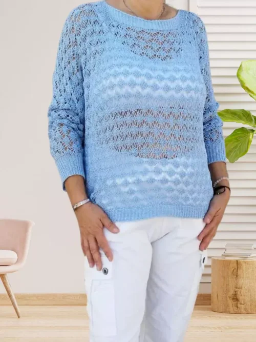 Pull court mailles ajourées, col bateau, manches chauve-souris, coupe fluide, vue de face, coloris : bleu clair