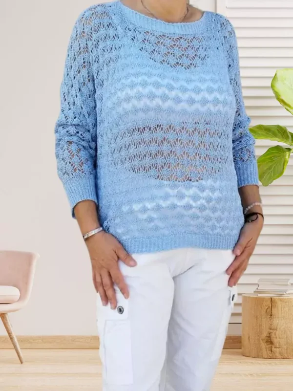 pull-court-mailles-ajourees-bleu-clair-dv Pull court mailles ajourées, col bateau, manches chauve-souris, coupe fluide, vue de face, coloris : bleu clair