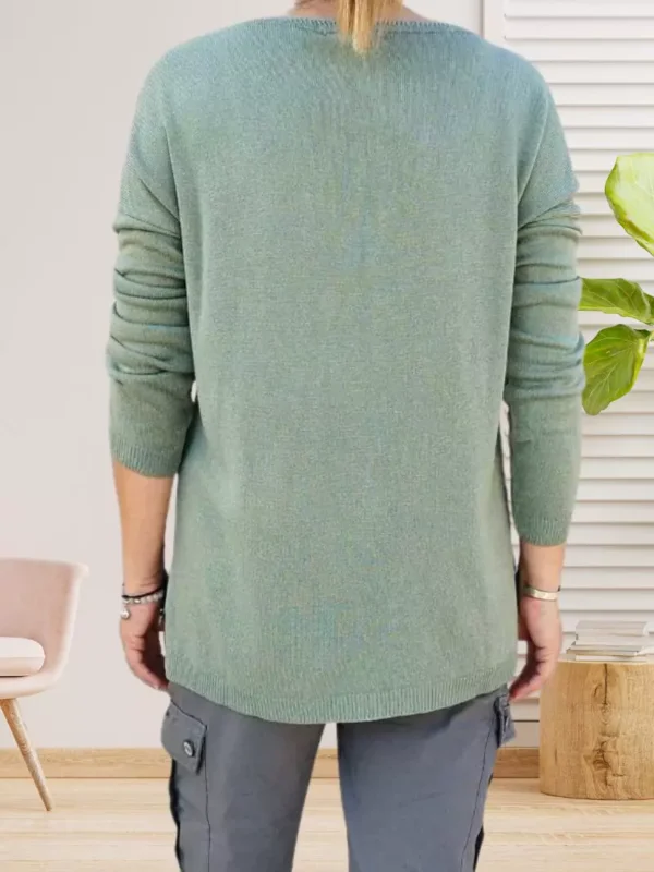 pull-doux-col-en-v-vert-ds Pull doux col en V, coupe asymétrique, manches longues, matière fluide, vue de dos, coloris : kaki