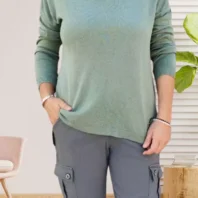 Pull doux col en V, coupe asymétrique, manches longues, matière fluide, vue de face, coloris : kaki