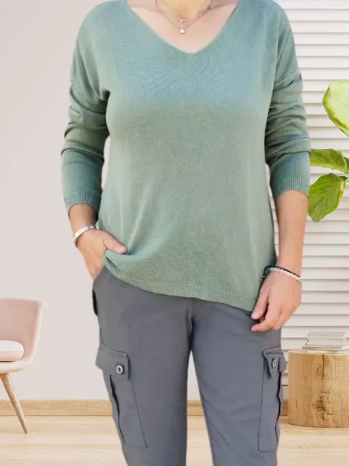 Pull doux col en V, coupe asymétrique, manches longues, matière fluide, vue de face, coloris : kaki